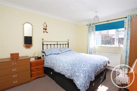2 Cunningham Way, Lowestoft, NR33 7DD