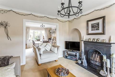 136 Overdale, Ashtead, KT21 1PX