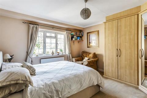 136 Overdale, Ashtead, KT21 1PX