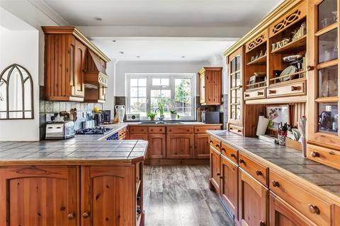 136 Overdale, Ashtead, KT21 1PX