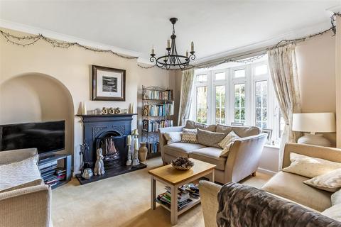 136 Overdale, Ashtead, KT21 1PX