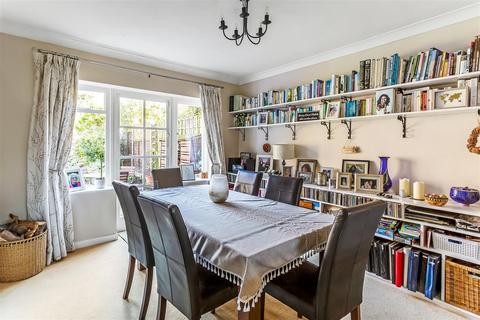136 Overdale, Ashtead, KT21 1PX