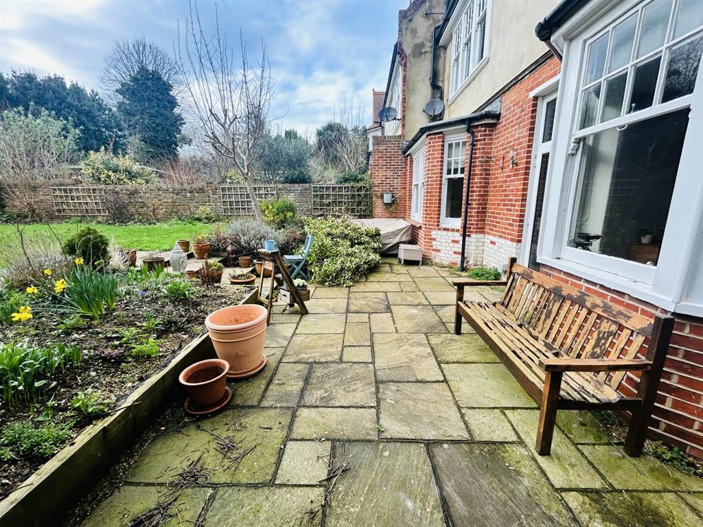 Southfields Road, Eastbourne BN21 3 bed flat for sale £550,000