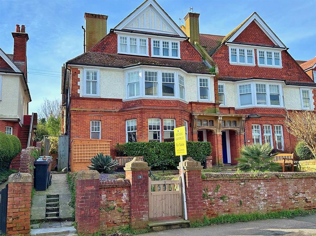 Southfields Road, Eastbourne BN21 3 bed flat £289,950