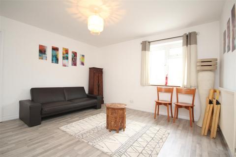 4 bedroom flat to rent, Madrid Road, Guildford