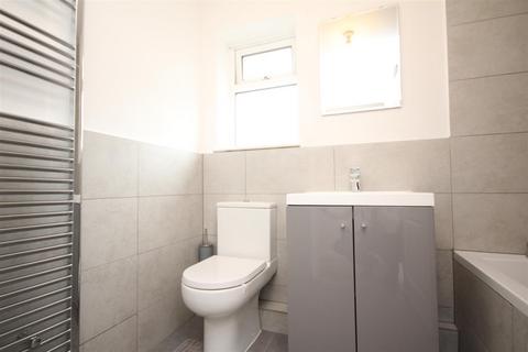 4 bedroom flat to rent, Madrid Road, Guildford