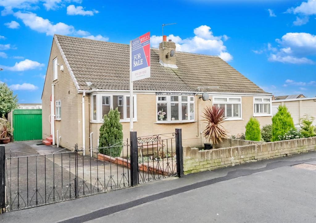 Castle Ings Gardens, New Farnley, Leeds 2 bed semidetached bungalow