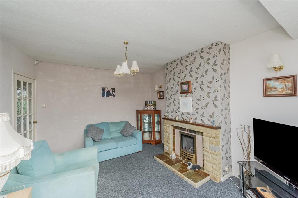 Castle Ings Gardens, New Farnley, Leeds 2 bed semidetached bungalow for sale £189,995