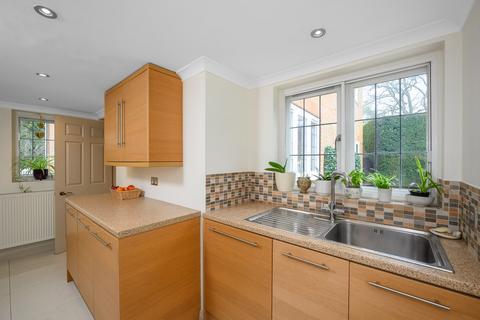 30 Rosslyn Park, Weybridge, KT13 9QZ