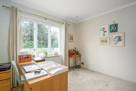30 Rosslyn Park, Weybridge, KT13 9QZ
