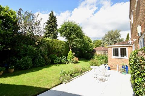 30 Rosslyn Park, Weybridge, KT13 9QZ