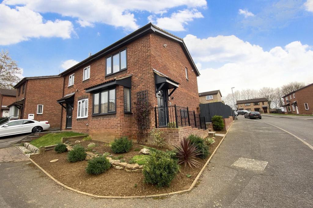 Probyn Close, Southfields... 2 bed semidetached house for sale £225,000