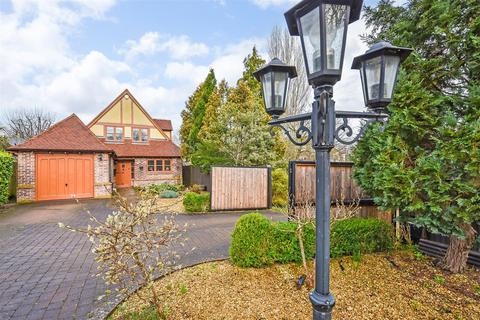 4 bedroom detached house for sale, Mead Hedges, Andover