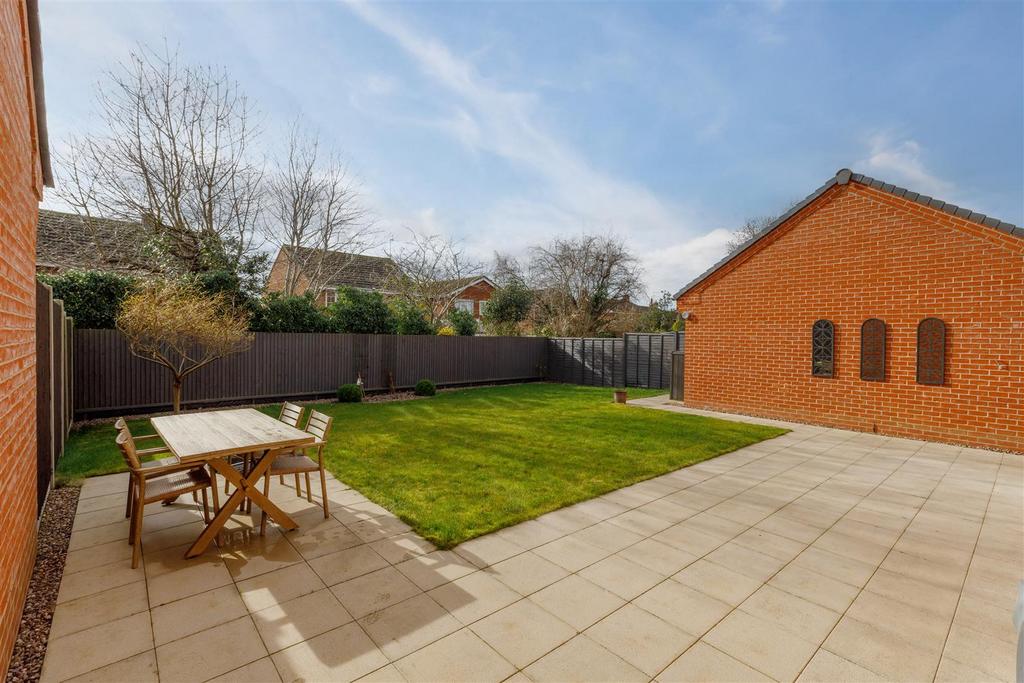 Hutton Road, Warwick 4 bed detached house for sale £585,000