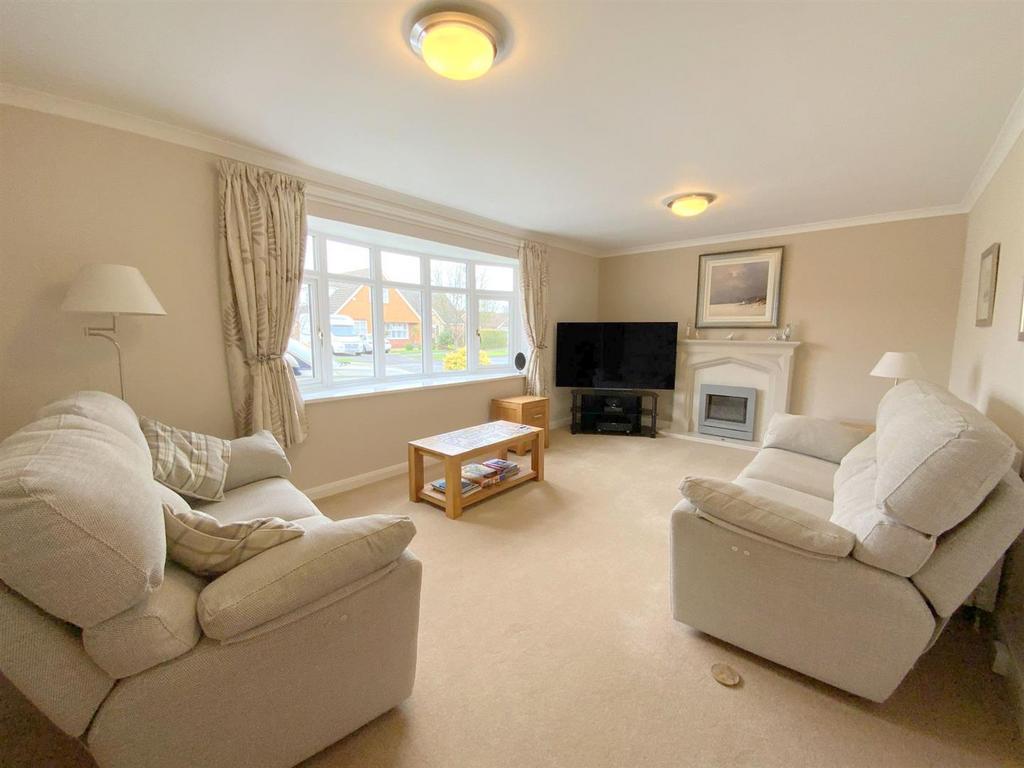 Carmen Crescent, HoltonLeClay 4 bed detached house for sale £270,000