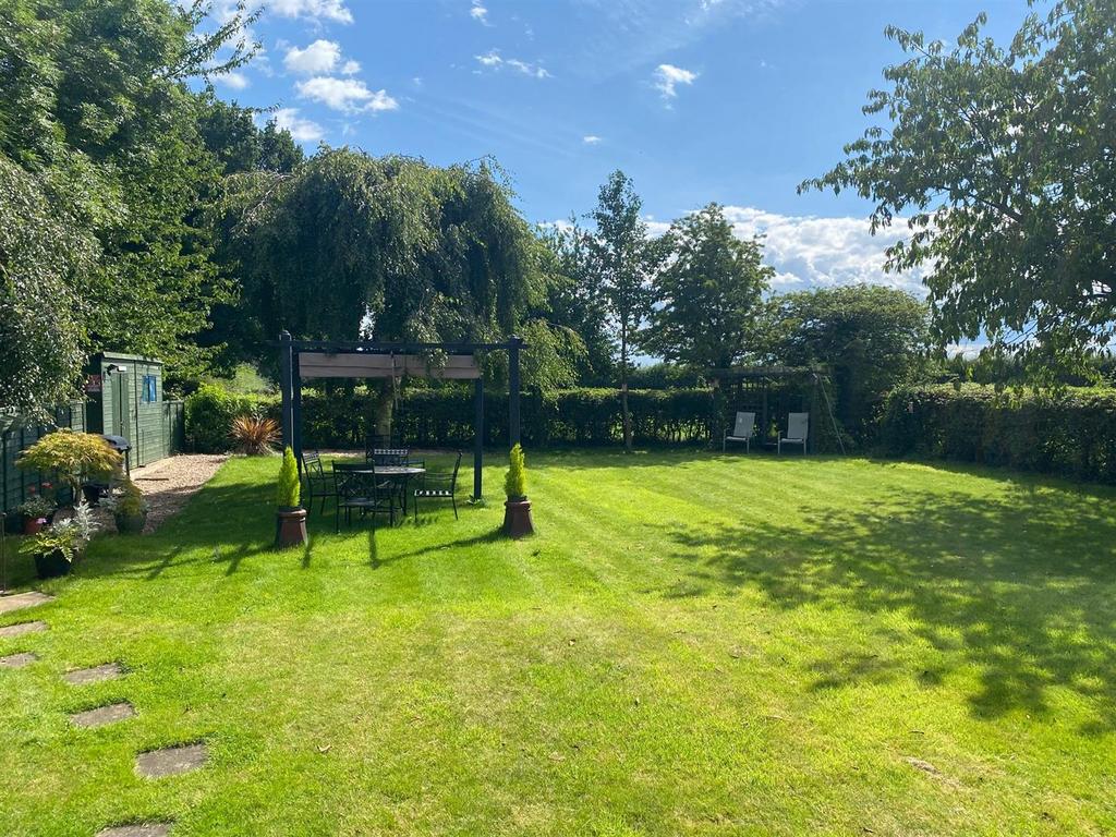 Grassthorpe Road, Normanton on Trent, Newark 3 bed detached bungalow
