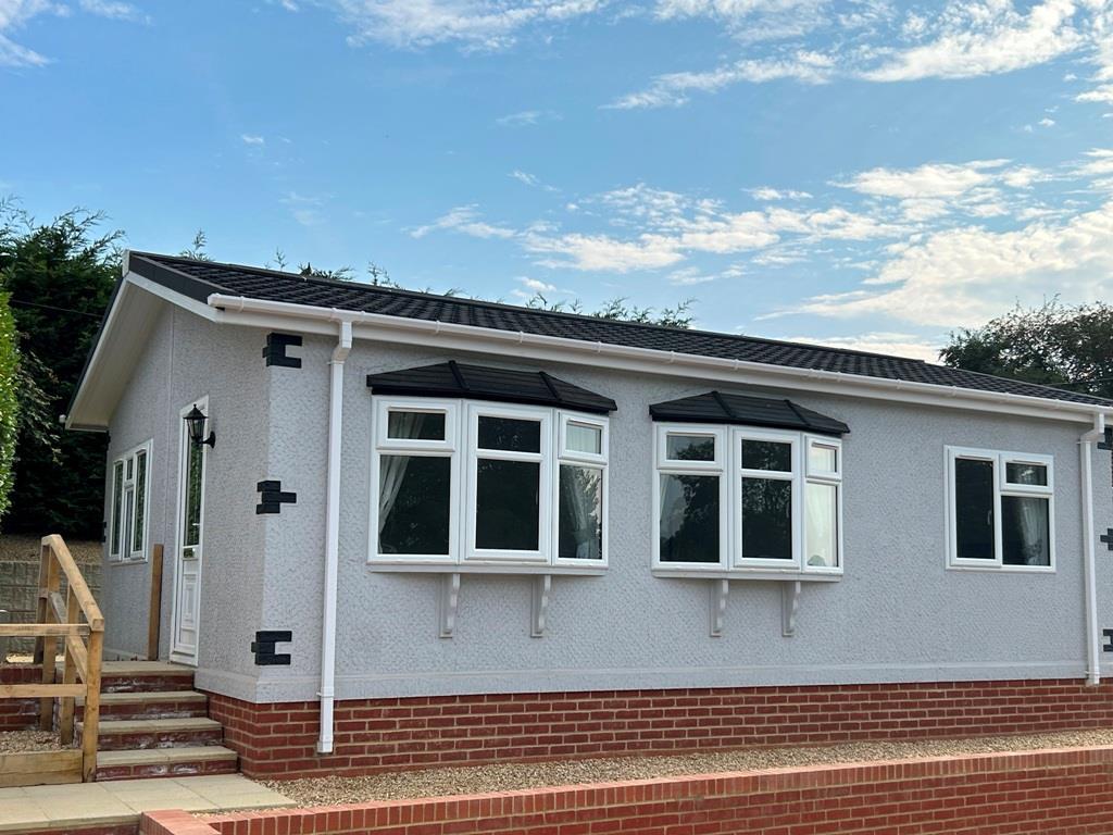 Gosfield Lake Park, Gosfield CO9 2 bed park home for sale £224,995