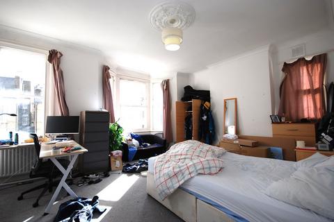 2 bedroom flat to rent, Elms Crescent, Clapham SW4