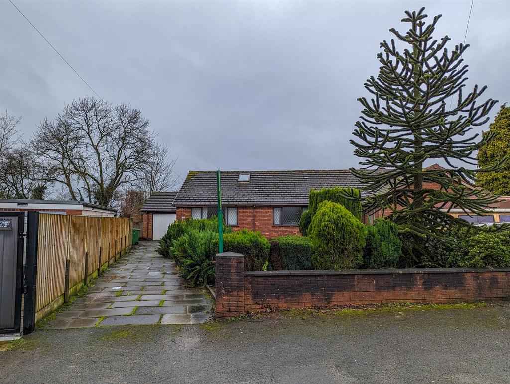 Leigh End, Glazebury, Warrington 2 bed semidetached bungalow for sale