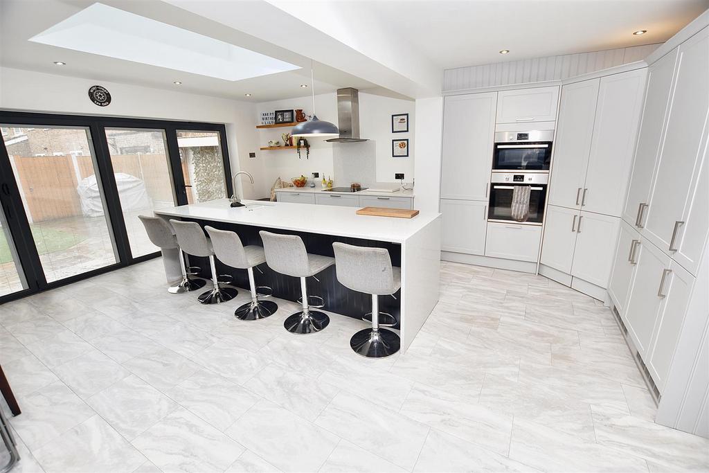 Harvest Road, Canvey Island SS8 3 bed semidetached house for sale £