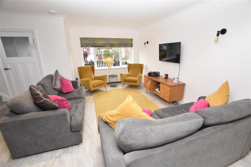 Harvest Road, Canvey Island SS8 3 bed semidetached house for sale £