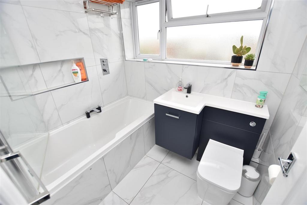 Harvest Road, Canvey Island SS8 3 bed semidetached house for sale £