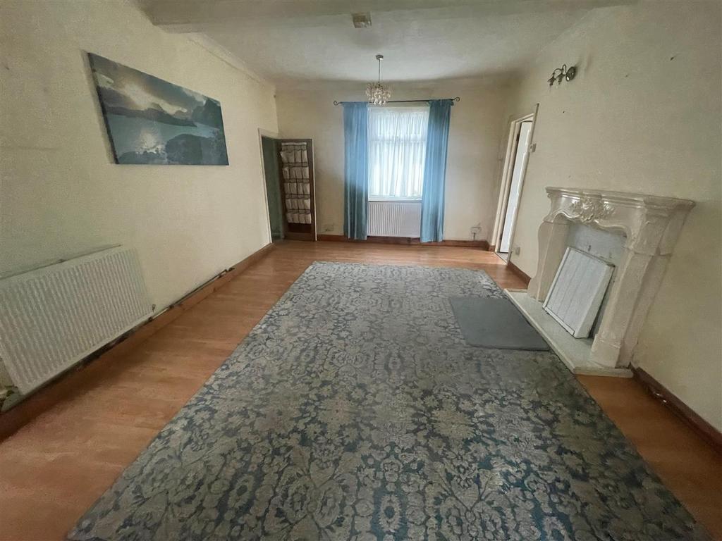 Parc Gitto, Bynea, Llanelli 2 bed semidetached house for sale £130,000