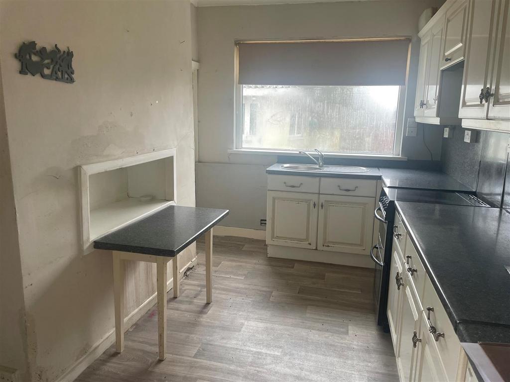 Parc Gitto, Bynea, Llanelli 2 bed semidetached house for sale £130,000