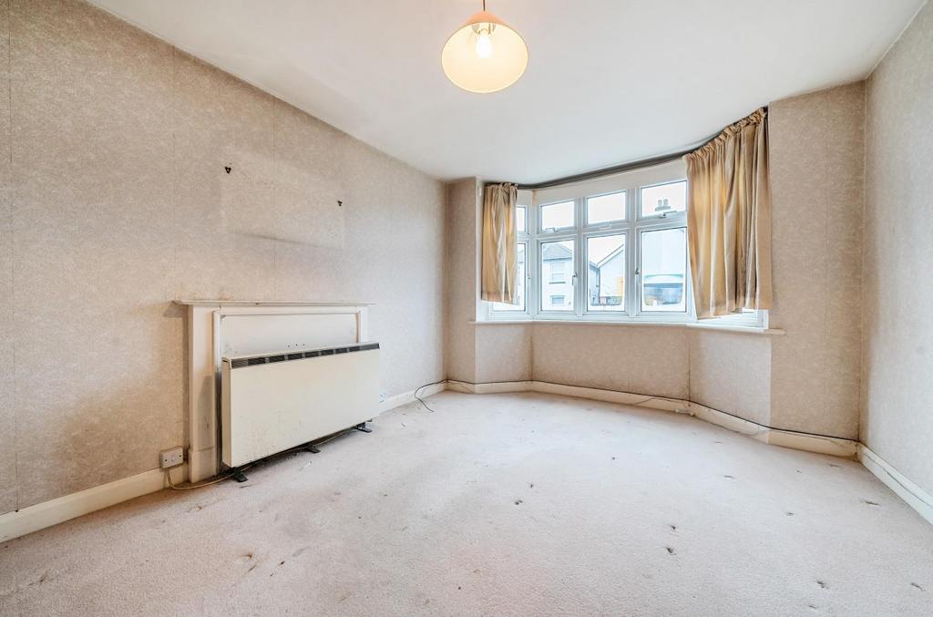 Aldershot Road, Guildford 3 bed detached house for sale £435,000