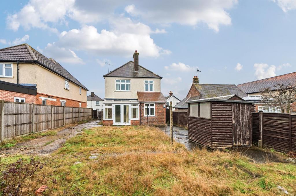 Aldershot Road, Guildford 3 bed detached house for sale £435,000