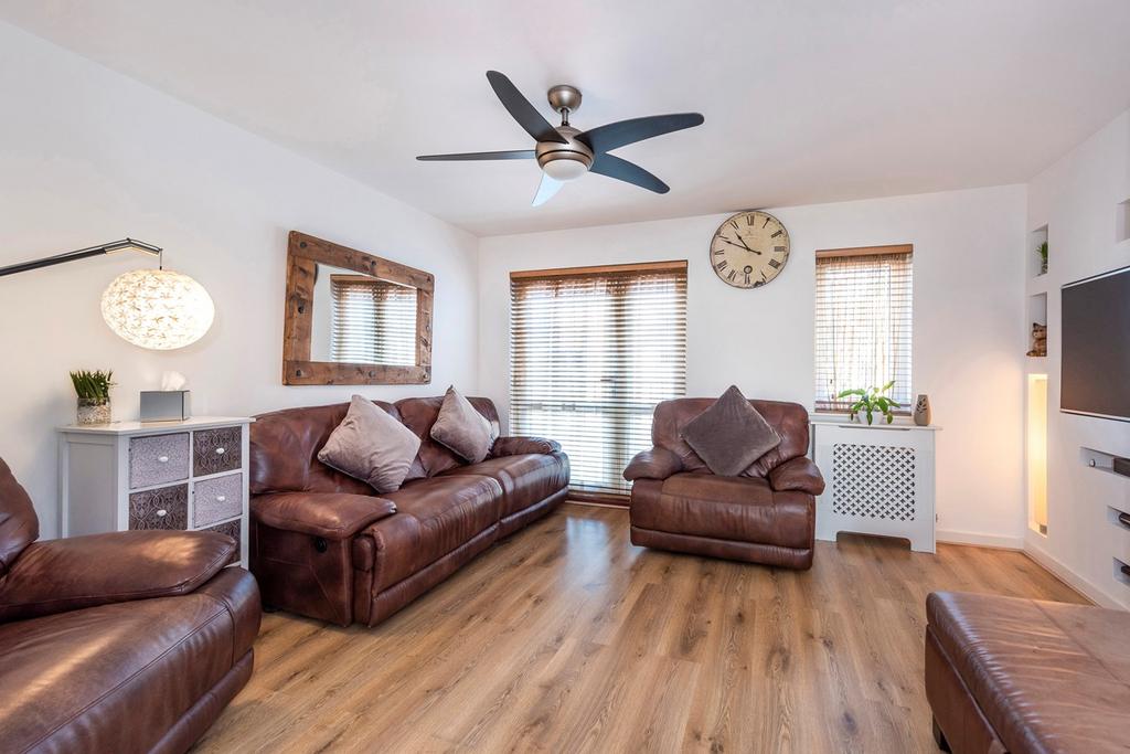Cameron Drive, Dartford, DA1 3 bed townhouse for sale £450,000