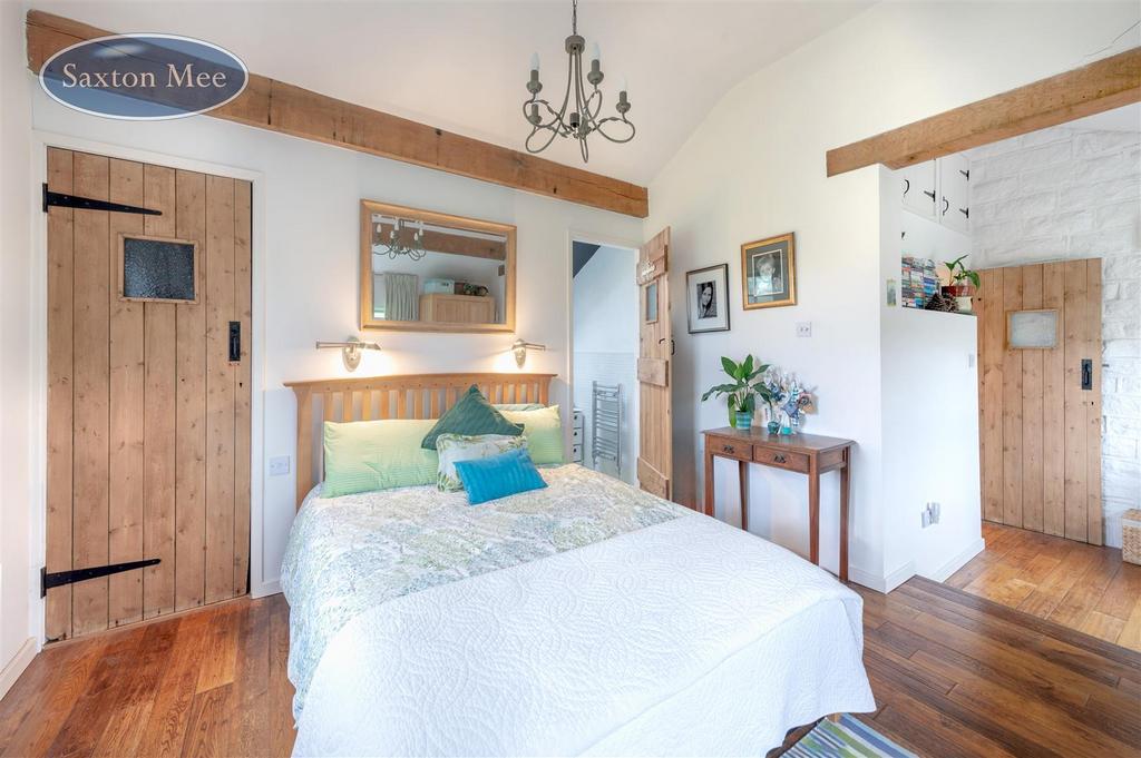 Bed 8473.jpg