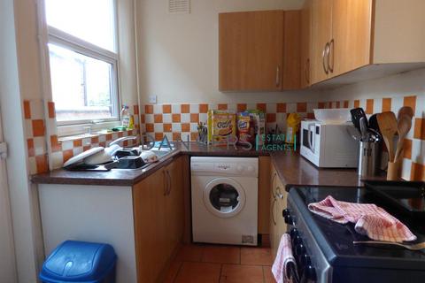 3 bedroom terraced house to rent, Wilberforce Road, Leicester LE3