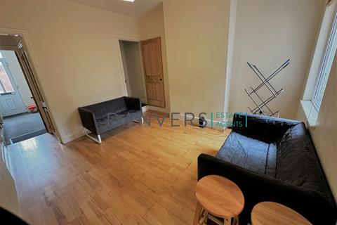3 bedroom terraced house to rent, Bruce Street, Leicester LE3