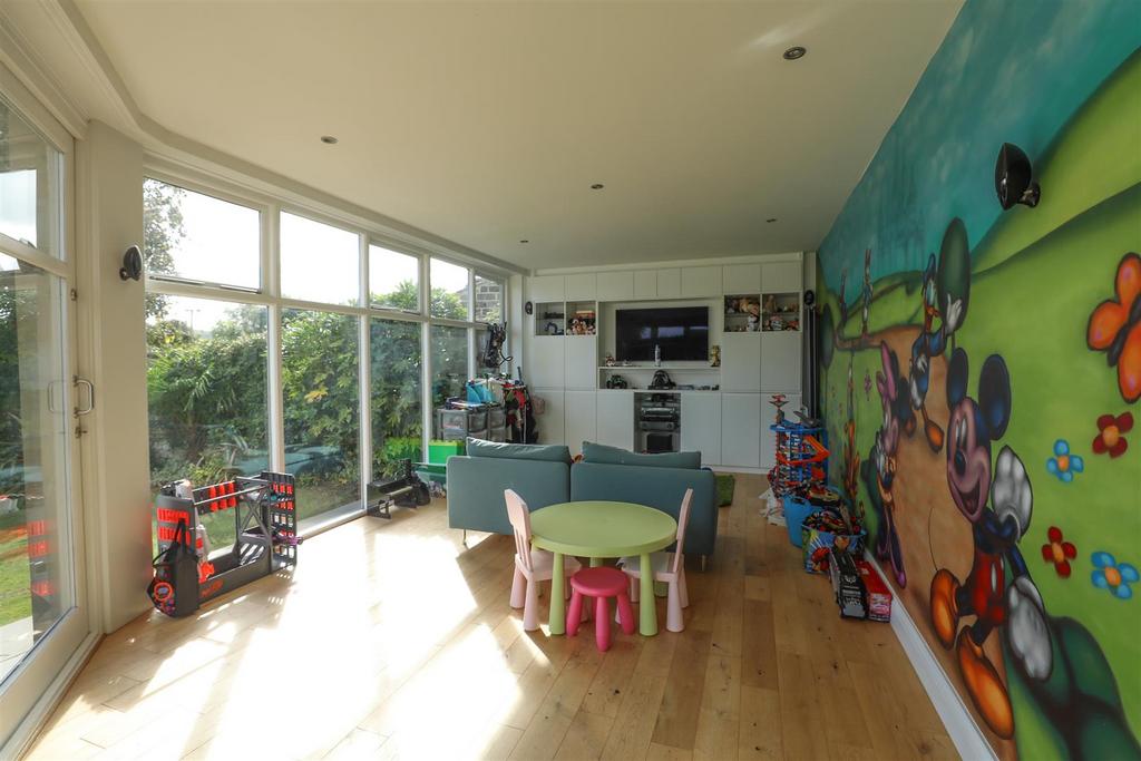 Playroom/garden room