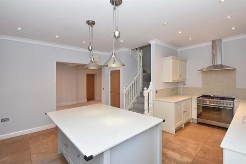 3 bedroom townhouse to rent, Spencer Mews, Prestbury, Macclesfield, SK10 4GY
