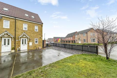 3 bedroom end of terrace house for sale, Pond View, Selby