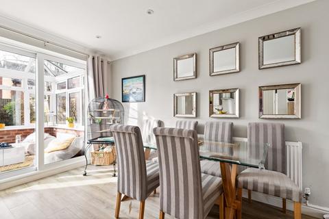 7 Downs Close, Hawkinge, Folkestone, CT18 7PA