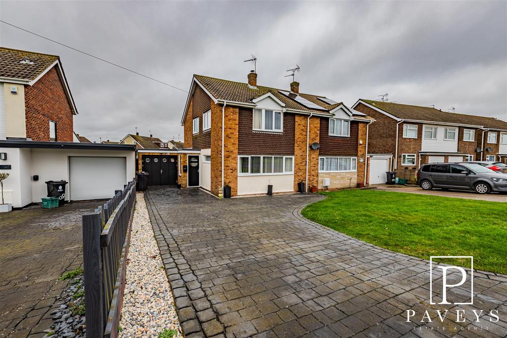 Walton Road, Walton On The Naze 3 bed semidetached house for sale £