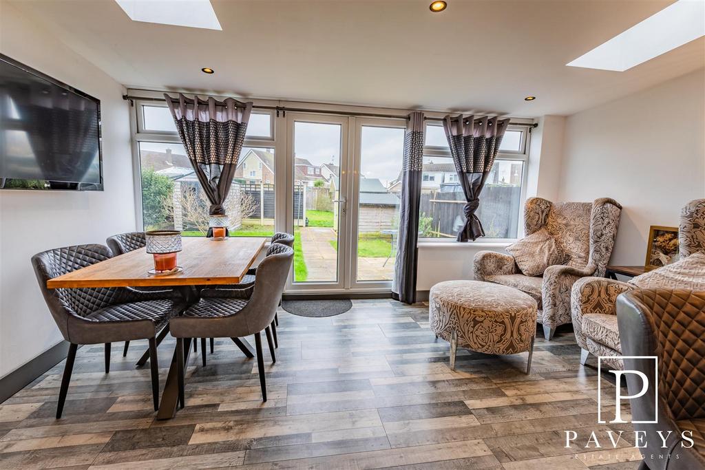 Walton Road, Walton On The Naze 3 bed semidetached house for sale £