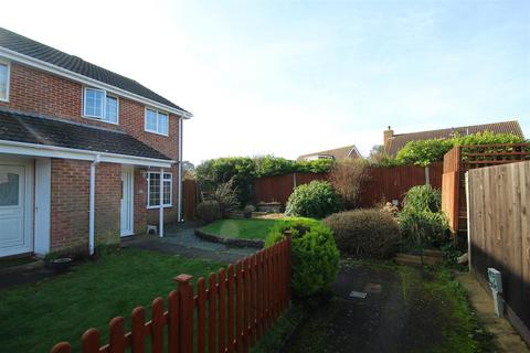 3 bedroom end of terrace house to rent, Samber Close, Lymington