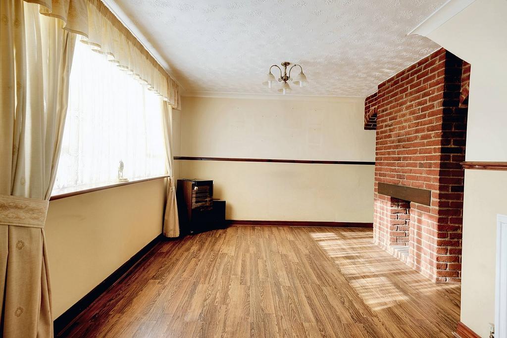 Cheviot Drive, Chelmsford CM1 3 bed terraced house for sale £300,000