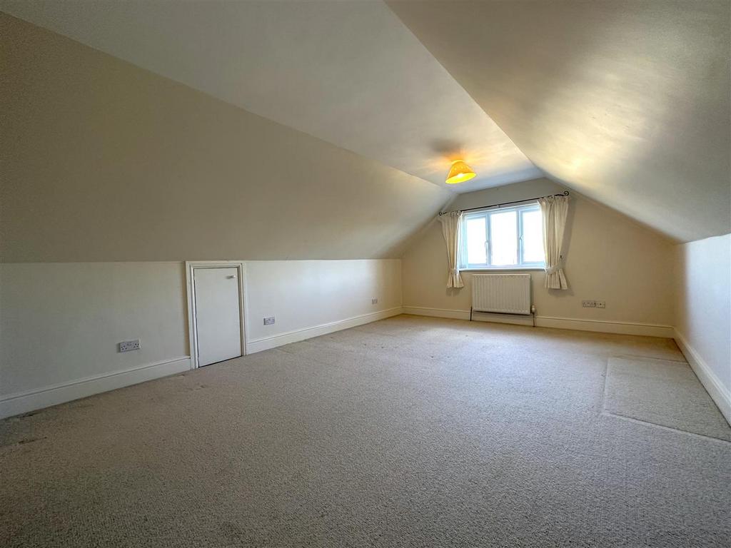 Large Master Bedroom 201