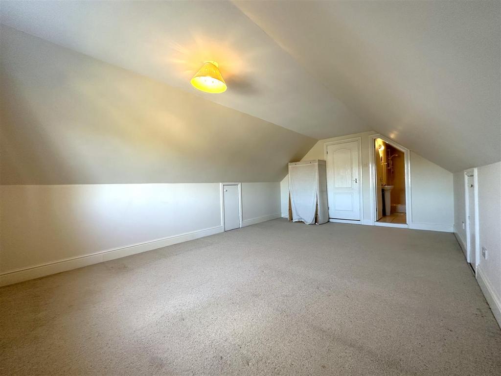Master Bedroom Into En-Suite 205