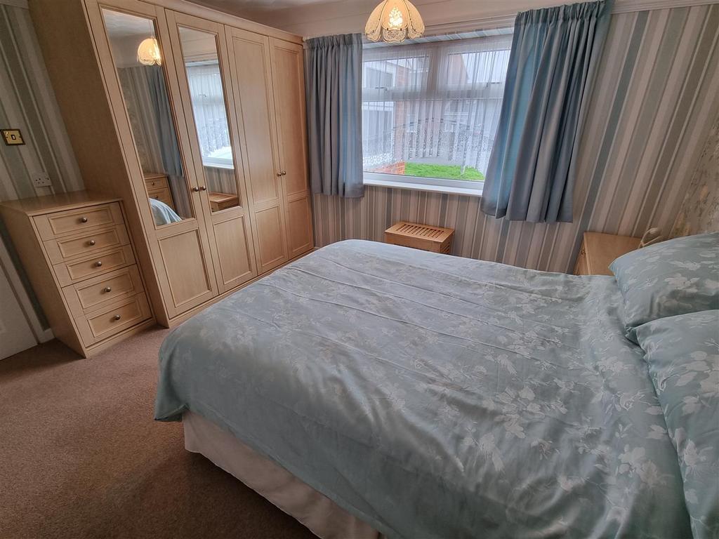 Bedroom 2 (2)
