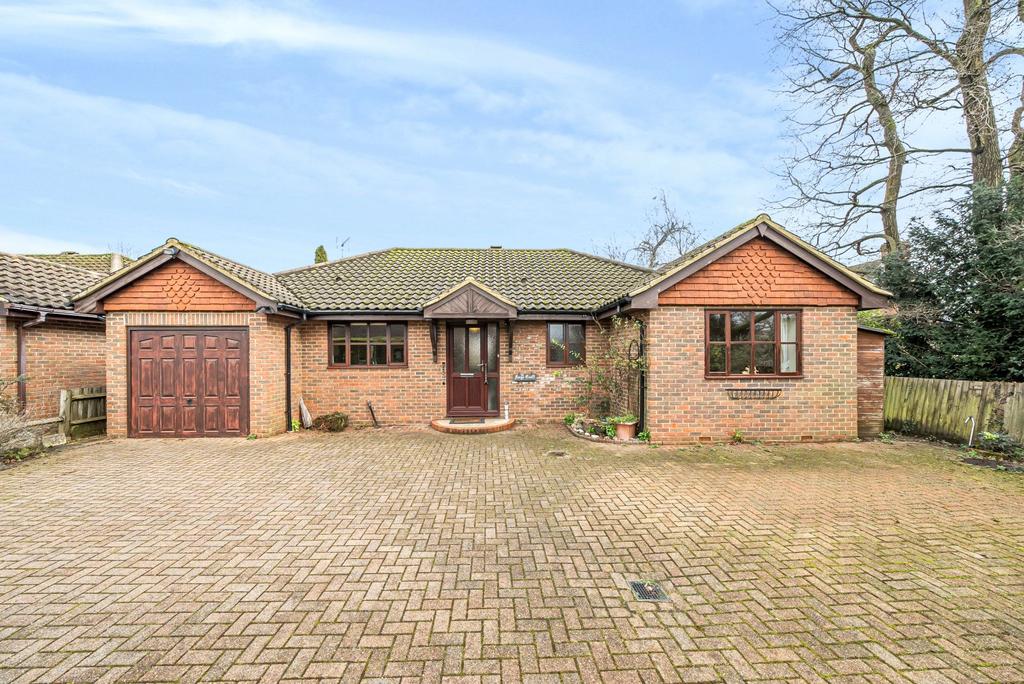 Bax Close, Cranleigh, GU6 3 bed bungalow for sale £550,000