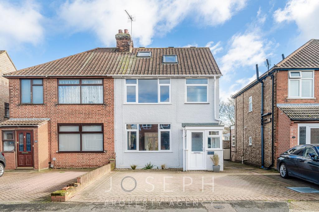 Bernard Crescent, Ipswich, IP3 4 bed semidetached house for sale £