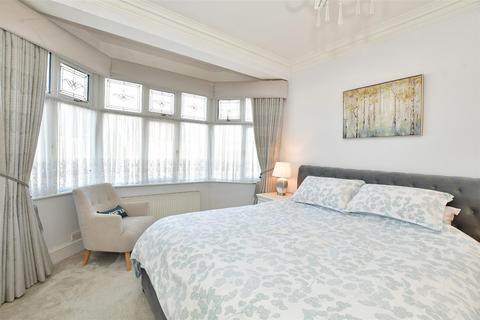 53 Raymond Avenue, London, E18 2HF