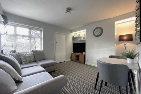 2 bedroom maisonette to rent, Tudor Drive, Morden