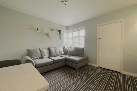 2 bedroom maisonette to rent, Tudor Drive, Morden